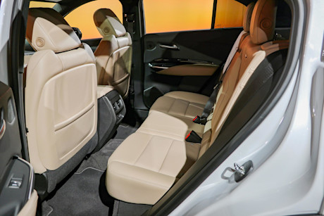 Editorial 2024 cadillac xt4 premium luxury p 230630 08 jm