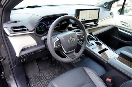 Duel de minifourgonnettes hybrides : la Kia Carnival se frotte à la Toyota Sienna Image