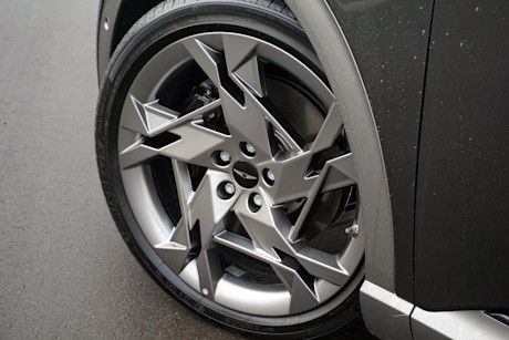 Editorial 2024 genesis gv60 performance awd td 231128 09 di