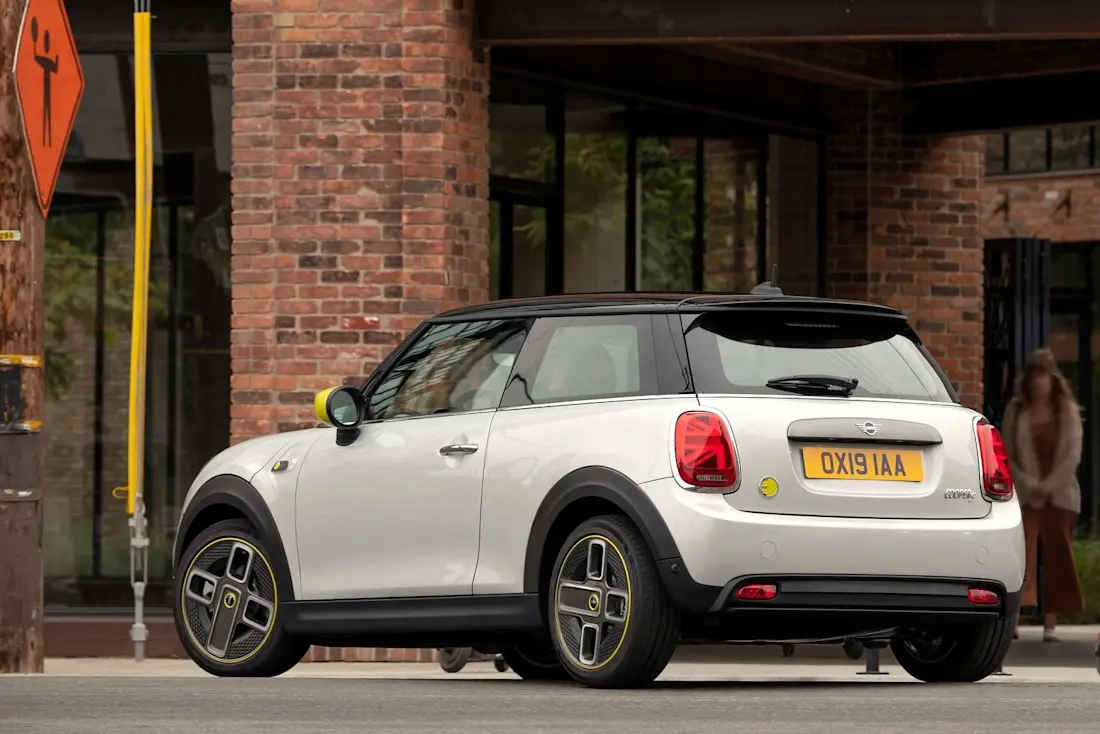 Mini-Cooper-SE-Back