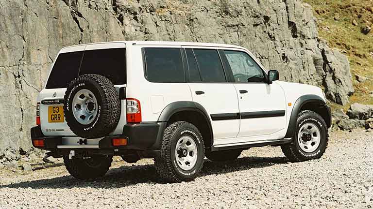 Nissan Patrol vedere din spate