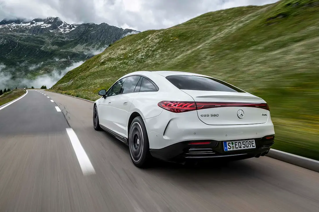 AS24 Mercedes EQS 2021 rijdend achter AS24 Mercedes EQS 2021 rijdend achter