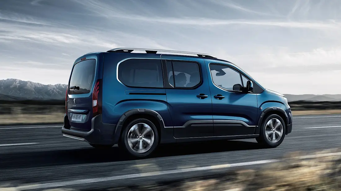  Il Peugeot Rifter è una delle numerose station wagon a tetto alto identiche del Gruppo Stellantis, nato dalla fusione di PSA e Fiat Chrysler.