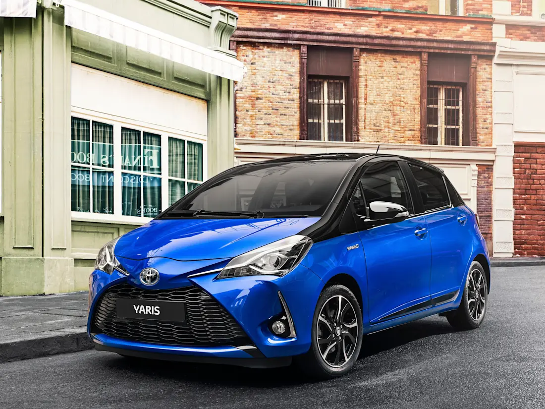 Toyota-Yaris-2017-wallpaper