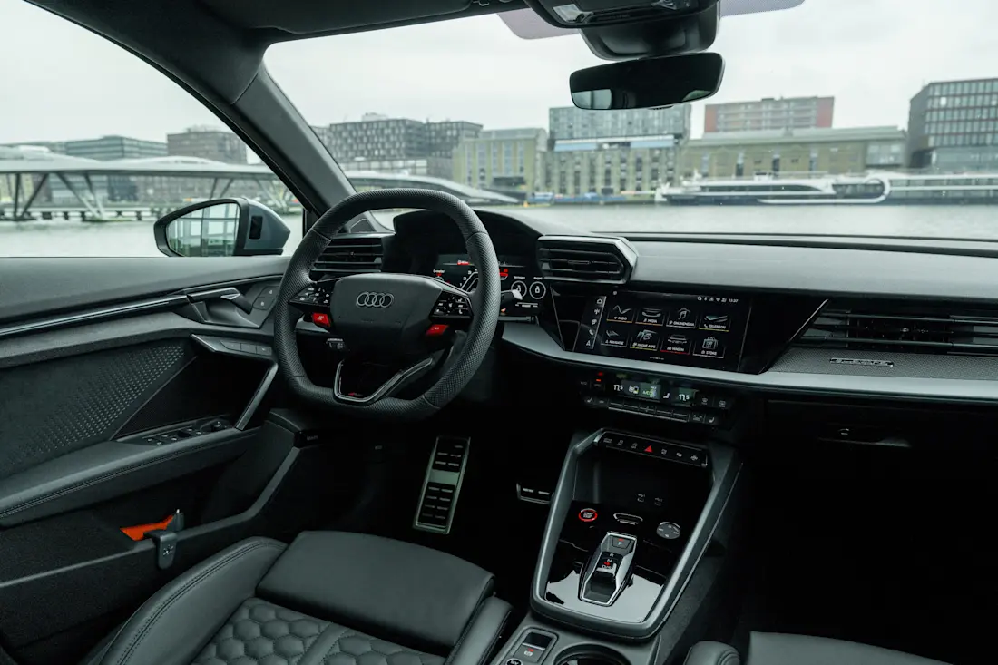 audi-rs3-2025-review-waarom-deze-hot-hatch-eigenlijk-een-supersportwagen-is-2025-03