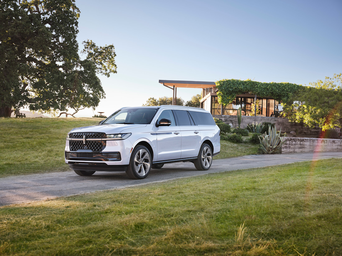 Editorial 2025 lincoln navigator l black label crystal white 01