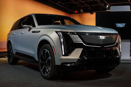 Editorial 2025 cadillac escalade iq preview jv 241003 12