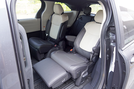 Duel de minifourgonnettes hybrides : la Kia Carnival se frotte à la Toyota Sienna Image