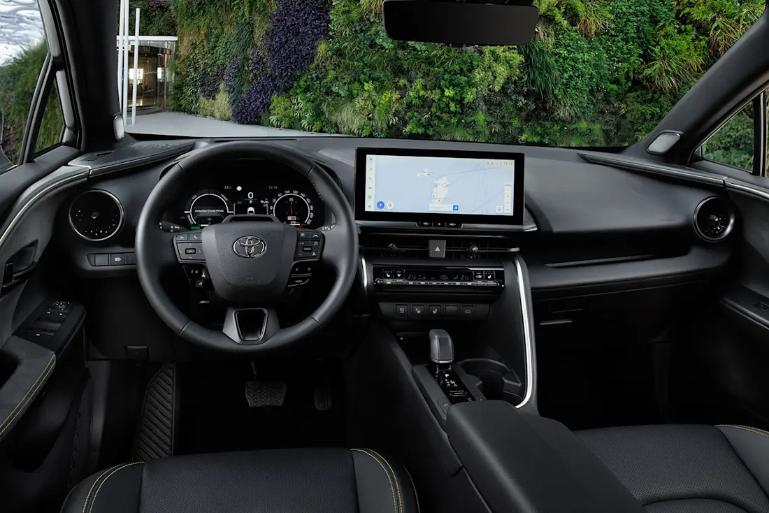 Aufgeräumt, praktisch und kaum kompliziert in der Handhabung präsentiert sich das Cockpit des C-HR. Die Sitze sind bequem, bieten aber zu wenig Seitenhalt.  Aufgeräumt, praktisch und kaum kompliziert in der Handhabung präsentiert sich das Cockpit des C-HR. Die Sitze sind bequem, bieten aber zu wenig Seitenhalt.