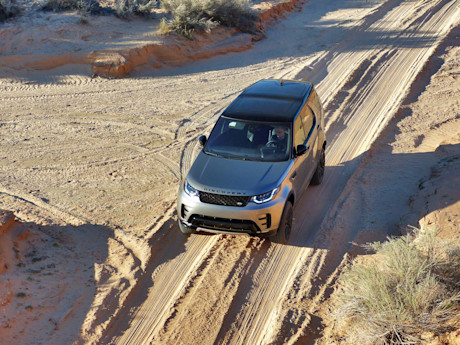 Editorial 2017 land rover discovery 13 jb