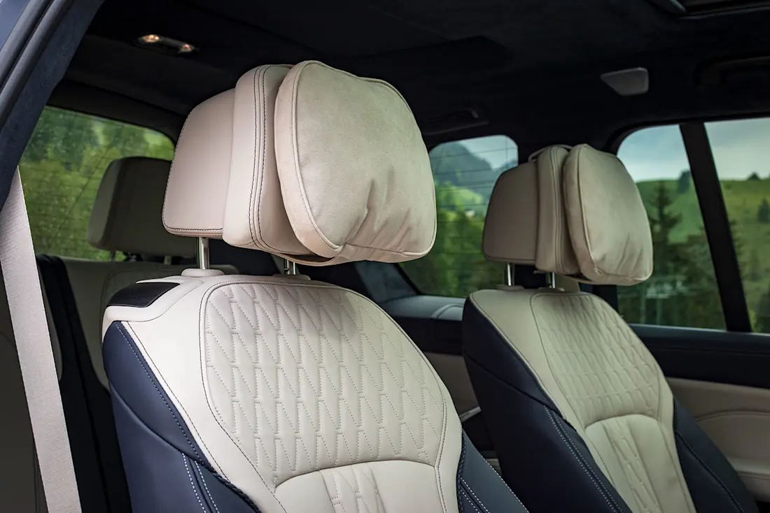 BMW-X7-M50i-xDrive-2020-Rear-Seats BMW-X7-M50i-xDrive-2020-Rear-Seats