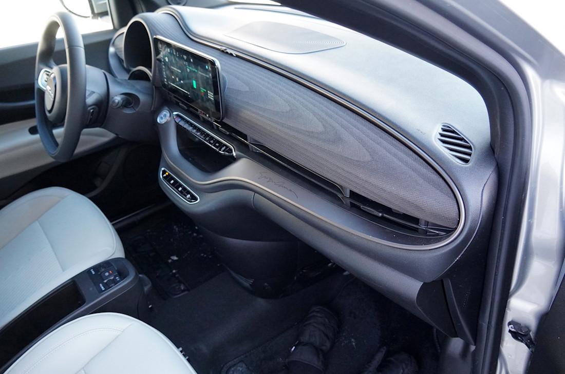 2025 Fiat 500e Griogio Armani - TD - VA - 260404 - 24.jpg