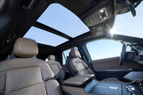 Editorial 2025 lincoln navigator black label enlighten 12