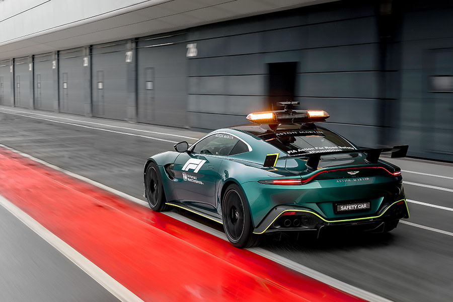 Aston_Martin_VantageOfficial_Safety_Car_of_Formula_One02.jpg