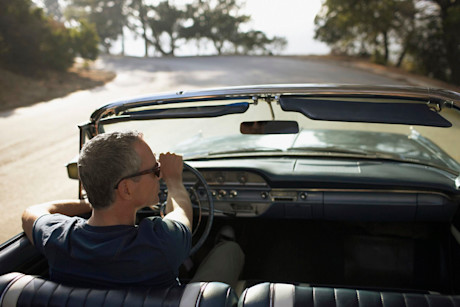Mann in Cabrio