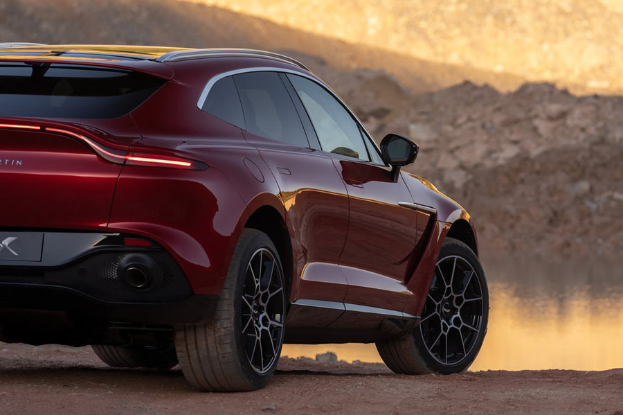 Aston_Martin-DBX-2021-1024-1a.jpg
