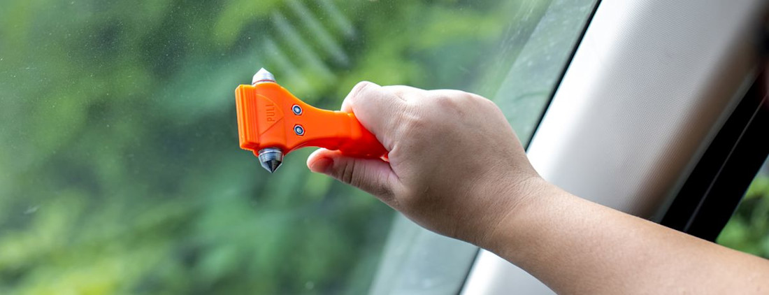 Veiligheidshamer in de auto: verplicht, nuttig of overbodig?