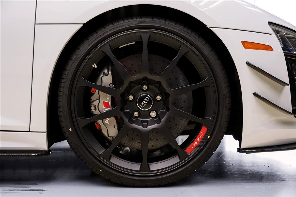 Audi-R8-V10-Plus-Coupé-Competition-Package-autoscout24 (7).jpg