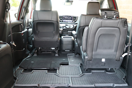 2025 Chrysler Grand Caravan Review Body Image