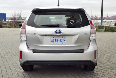 Editorial 2015 toyota prius v sh 08