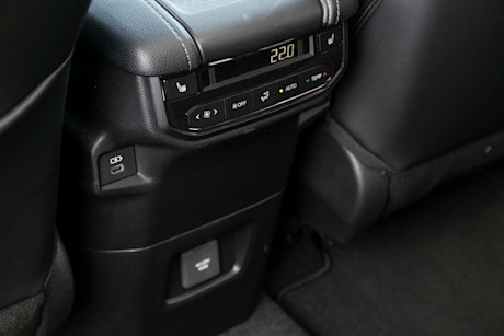 Editorial 2024 toyota grand highlander limited awd td 231019 29 jw