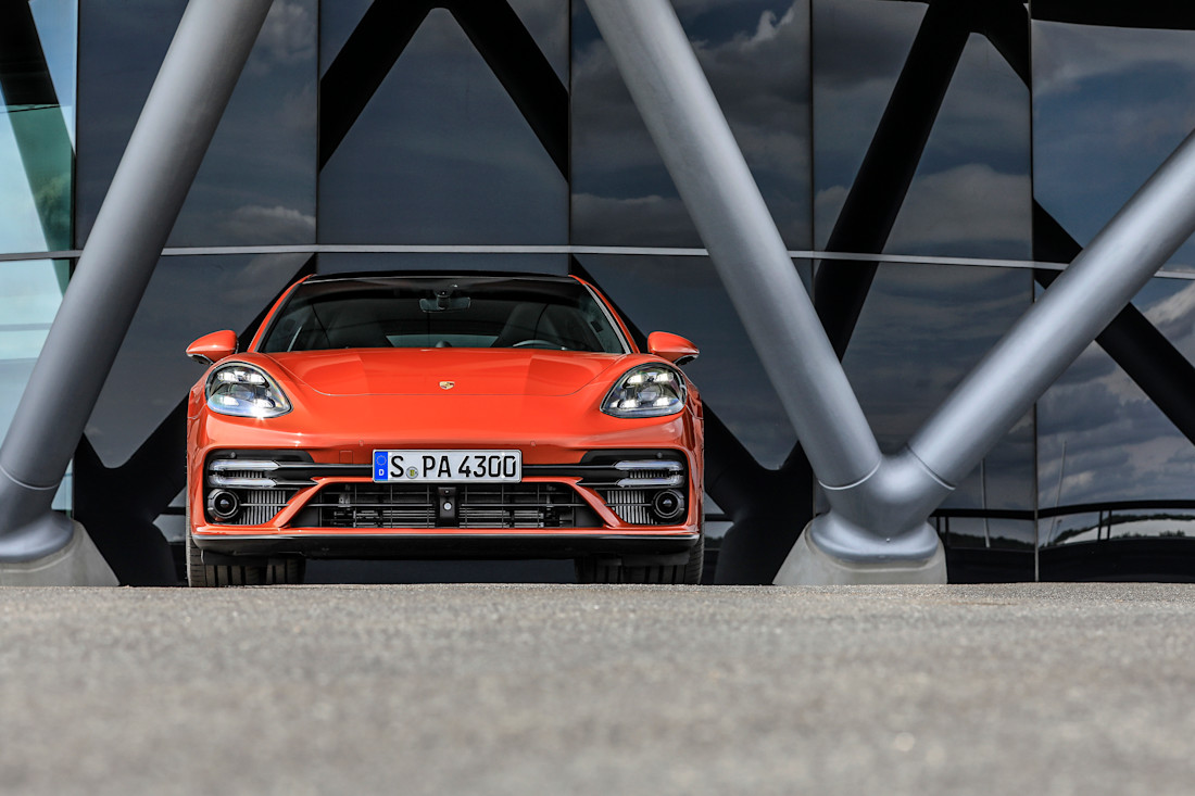 Nuova Porsche Panamera: berlina sportiva in veste rinnovata