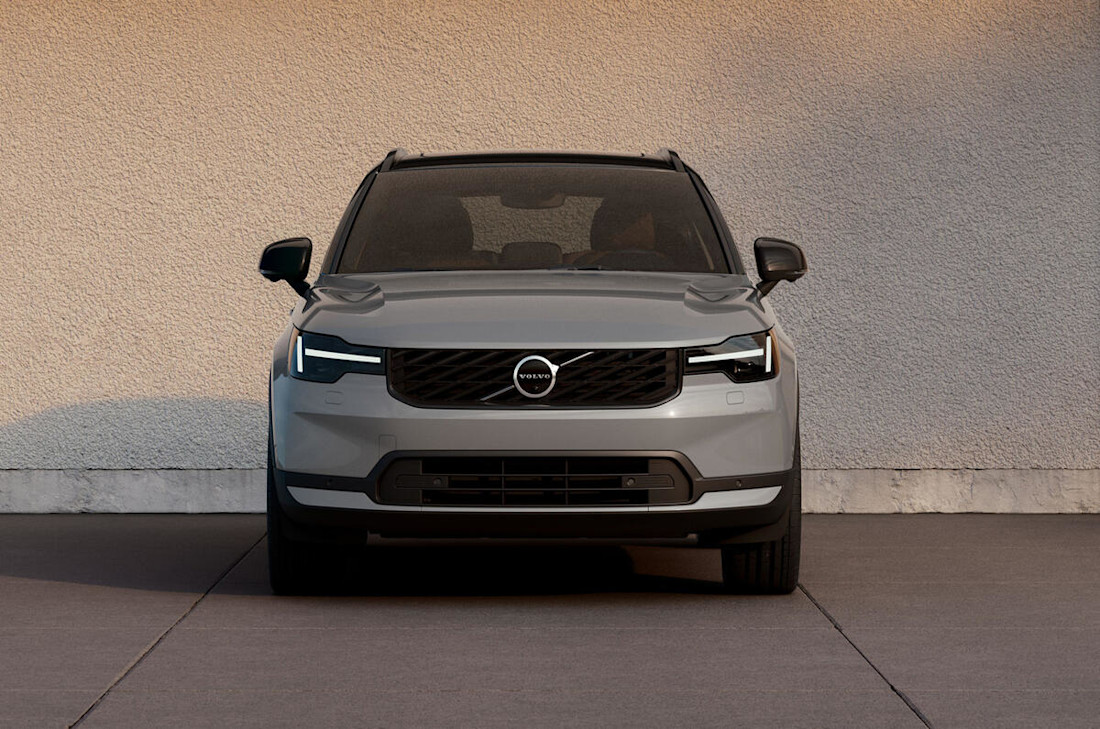 Volvo XC40, il restyling cambia volto al SUV compatto più tecnologia, stessi motori mild hybrid 02
