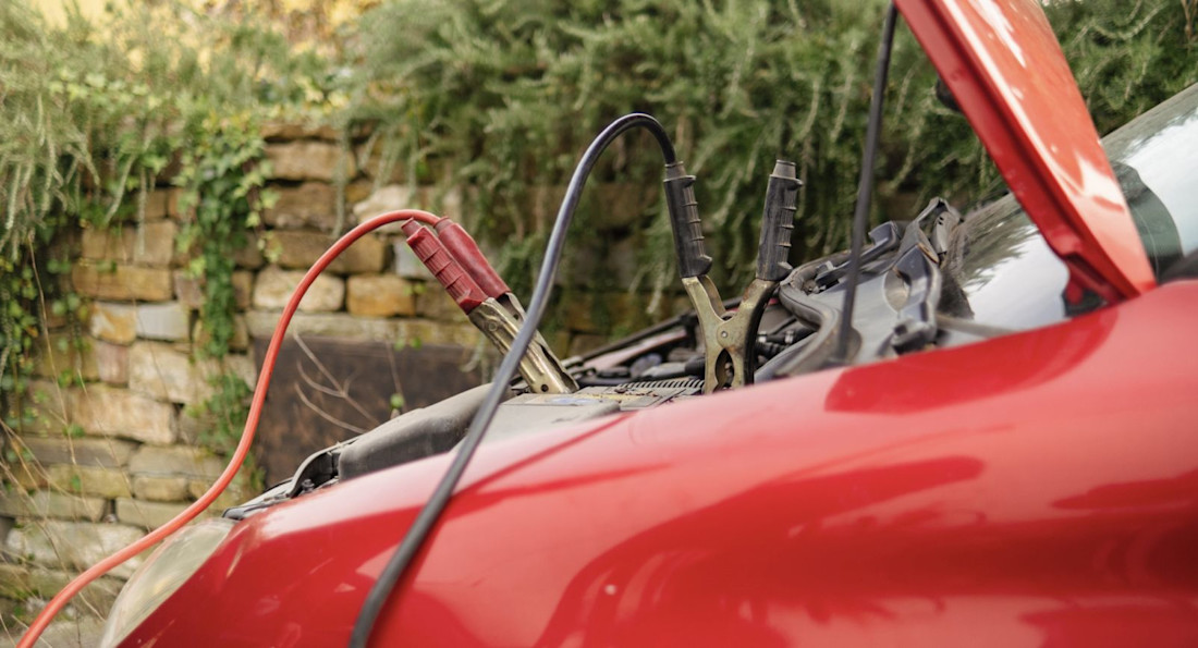Wat te doen bij een lege accu? Zo start je je auto weer