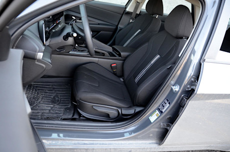 Hyundai Elantra 2024 : essai routier Body Image