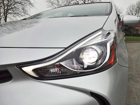 Editorial 2015 toyota prius v sh 13