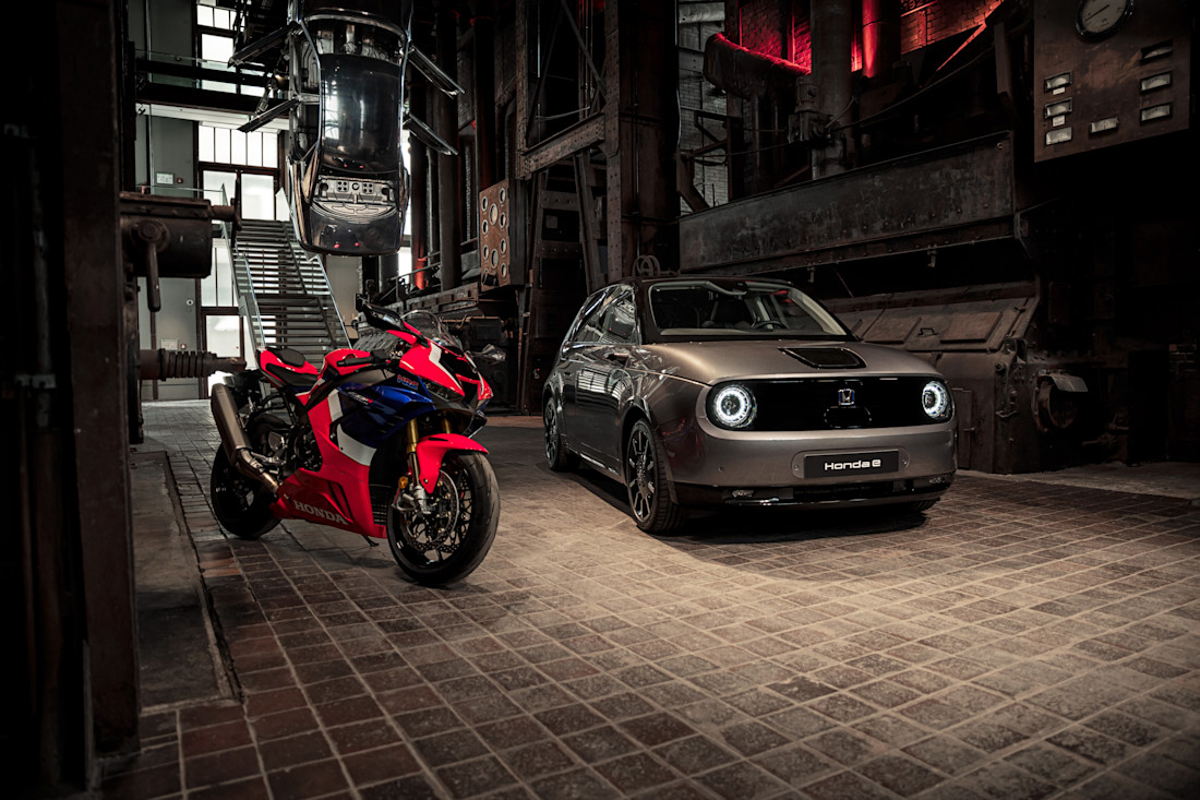 305684_HONDA_E_AND_FIREBLADE_TAKE_CENTRE_STAGE_AT_PRESTIGIOUS_RED_DOT_DESIGN