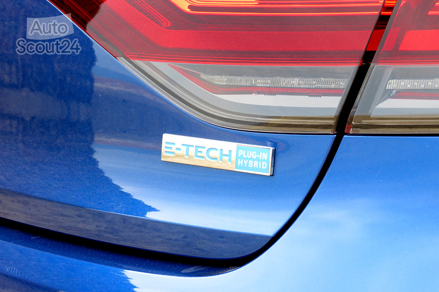 FT_8_renault_megane_hibrido_logo.JPG