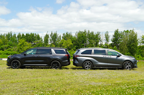Duel de minifourgonnettes hybrides : la Kia Carnival se frotte à la Toyota Sienna Body Image