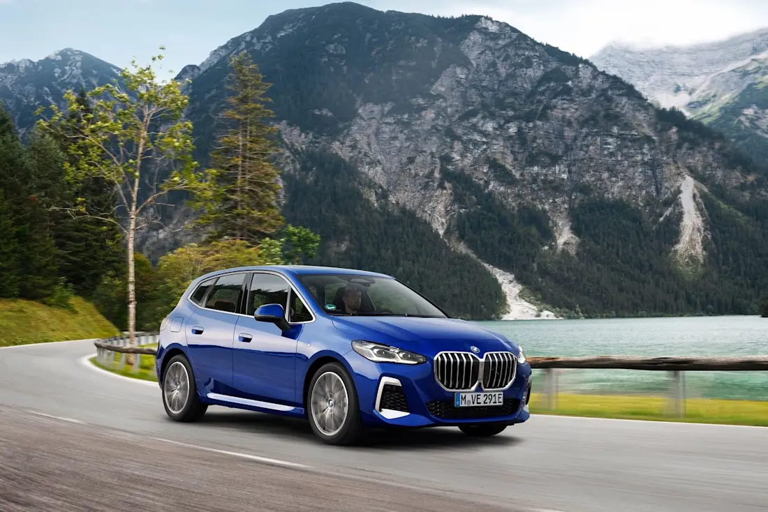 Die zweite Generation des BMW 2er Active Tourer wirkt stämmiger, die Nieren sind deutlich größer, die Türgriffe eingefasst. Einfache LED-Scheinwerfer sind Serie.  Die zweite Generation des BMW 2er Active Tourer wirkt stämmiger, die Nieren sind deutlich größer, die Türgriffe eingefasst. Einfache LED-Scheinwerfer sind Serie.