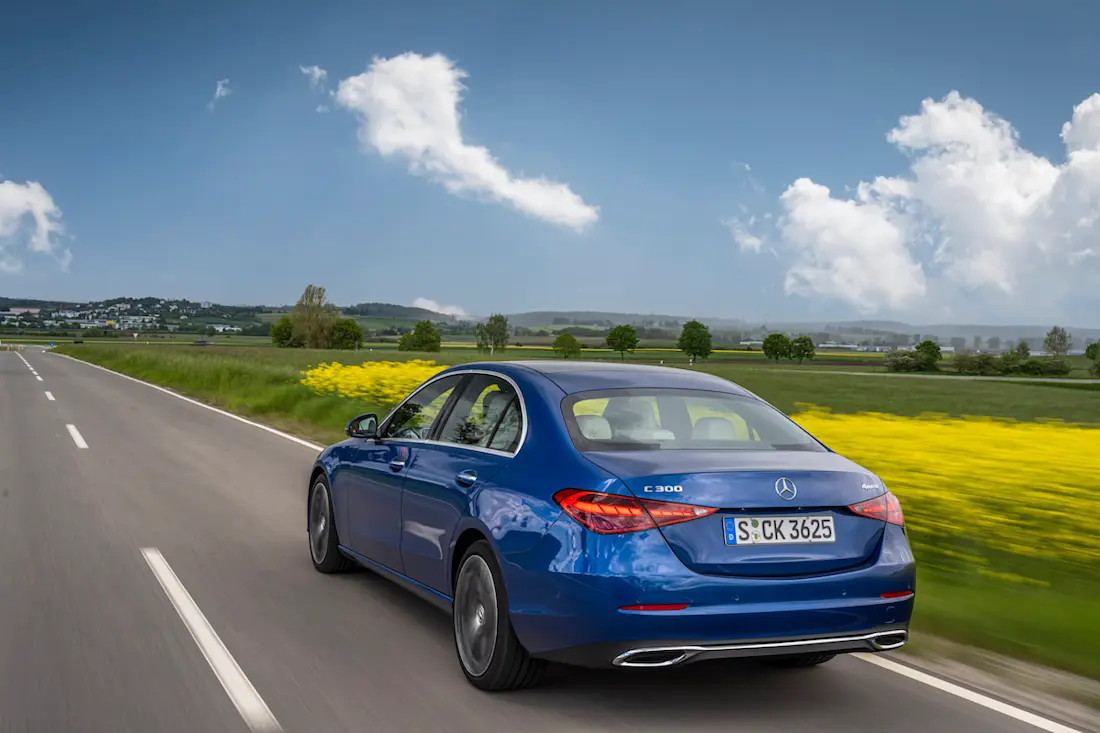 AS24 Mercedes C-Klasse 2021 rijdend achter 2 AS24 Mercedes C-Klasse 2021 rijdend achter 2