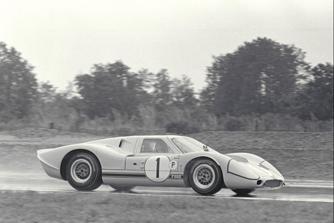 1967_Ford_GT40MarkIV-SIN_BURBUJA.jpg