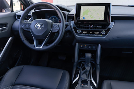 Editorial 2024 toyota corolla cross hybrid xse awd 240408 13 jw