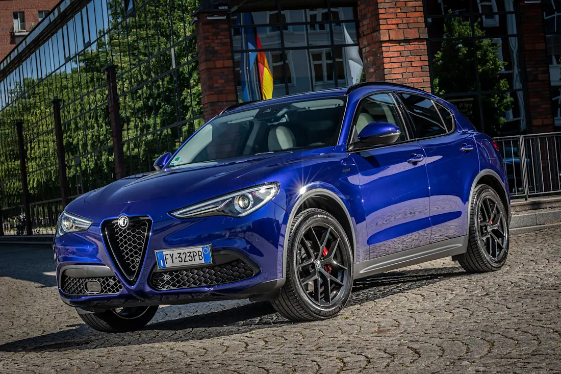 Alfa-Romeo-Stelvio-2022-Front-Side