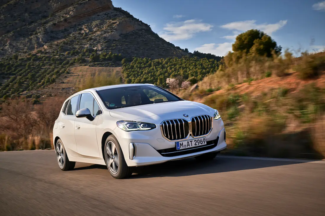 BMW 2 Active Tourer (2022) rijdend, vooraanzicht BMW 2 Active Tourer (2022) rijdend, vooraanzicht