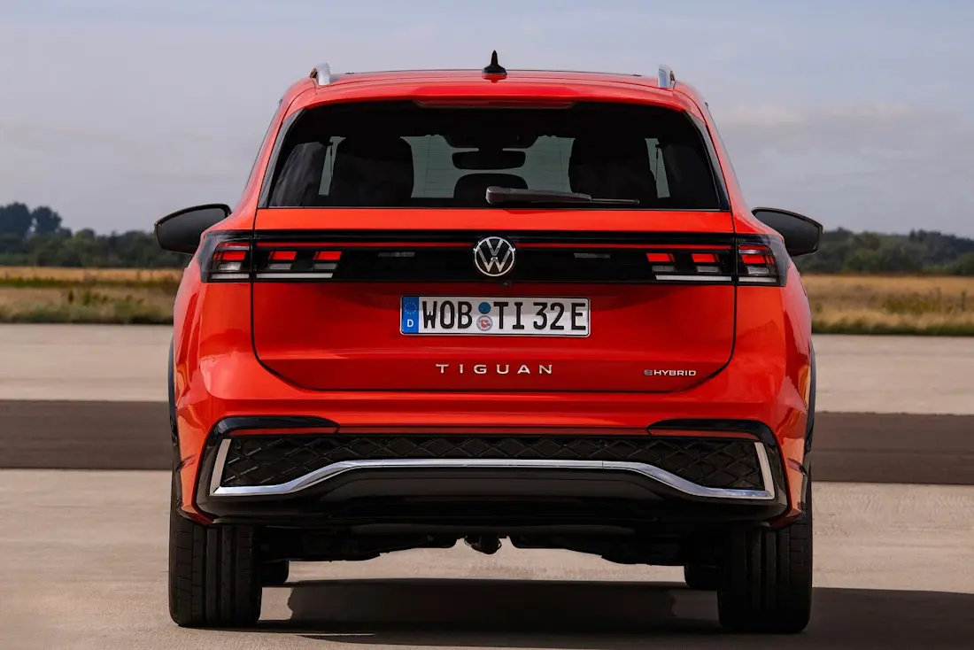  Optisch rückt die VW-Familie wieder ein ganzes Stück näher zusammen. Der Tiguan erinnert an eine Kreuzung aus Touareg und ID.4, behält sich aber dennoch seine Eigenständigkeit.