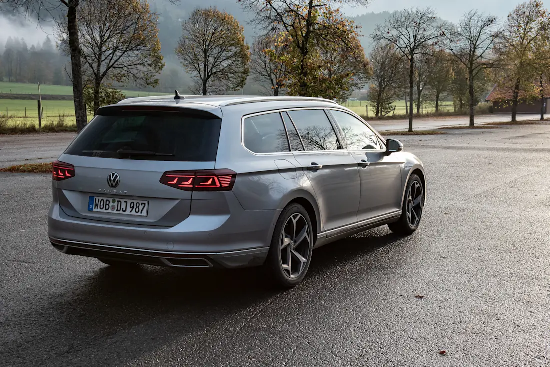 VW-Passat-Variant-2022-Side-Rear