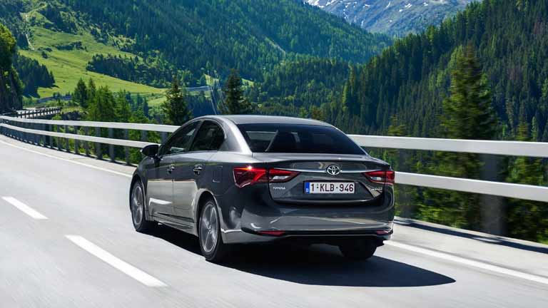 Toyota Avensis vedere din spate