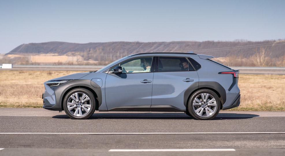 subaru-solterra-side