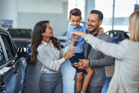 Famiglia comprando auto
