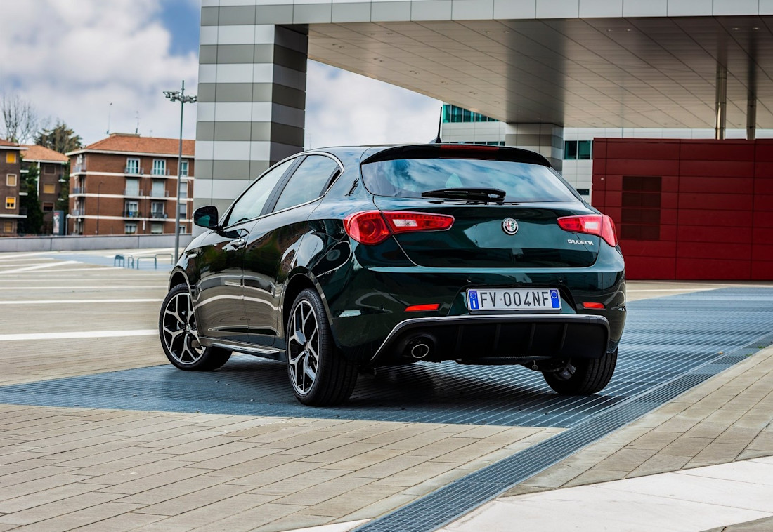 alfa-romeo-giulietta-back