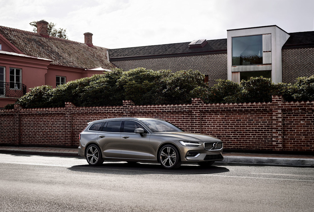 223571_New_Volvo_V60_exterior.jpg