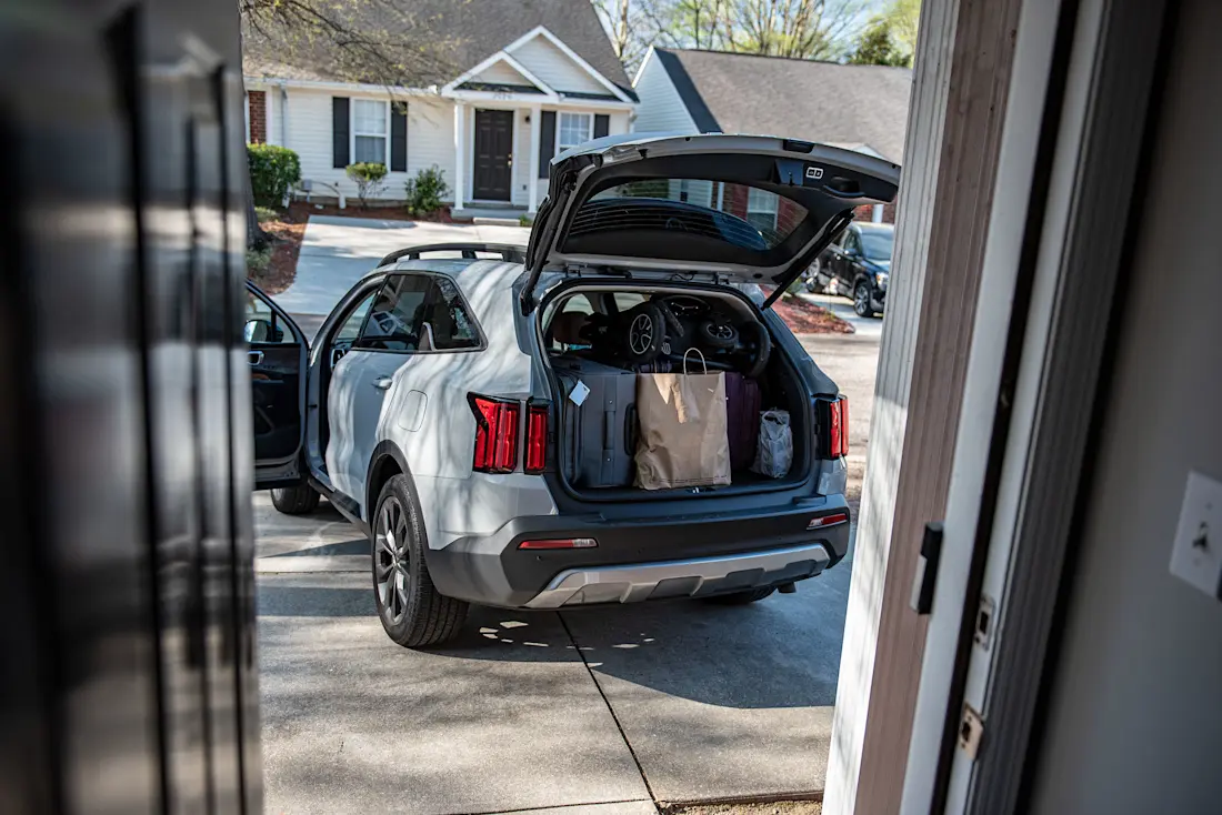  Platz in Hülle und Fülle: Der Sorento überzeugt ganz gleich ob als US- oder EU-Modell durch sein Raumangebot. Bis zu 2.085 Liter fasst der Kofferraum bei umgelegten Rücksitzen, hinter die zweite Reihe passen richtig gestellt bis zu fünf Reisekoffer.