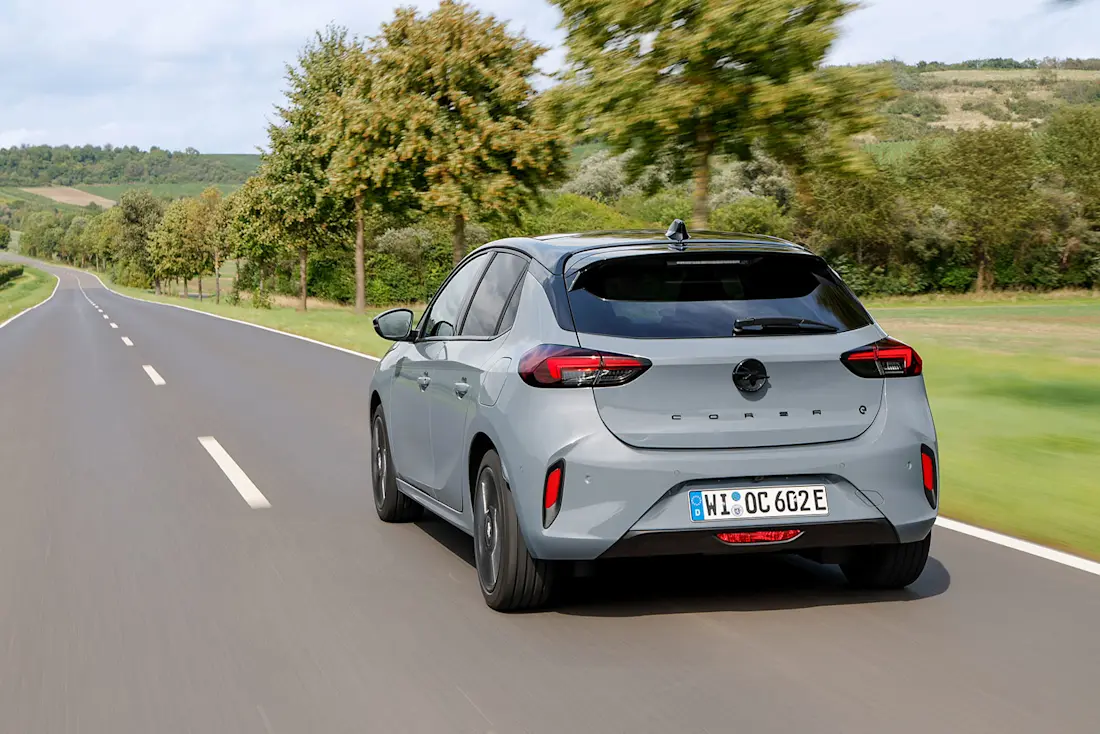  Neben den beiden BEV-Varianten bleiben auch drei Benziner im Programm. Los geht der günstigste (Verbrenner-)Corsa bei 19.800 Euro.