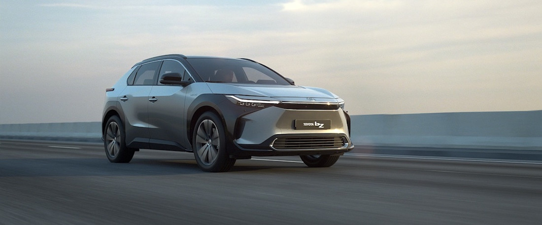 Toyota bZ4X : SUV électrique à l’étrange volant et aux panneaux solaires (2021)