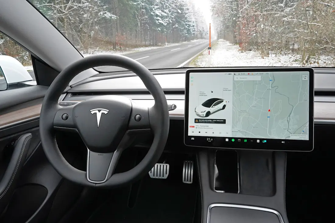 Tesla model 3 performance_cockpit